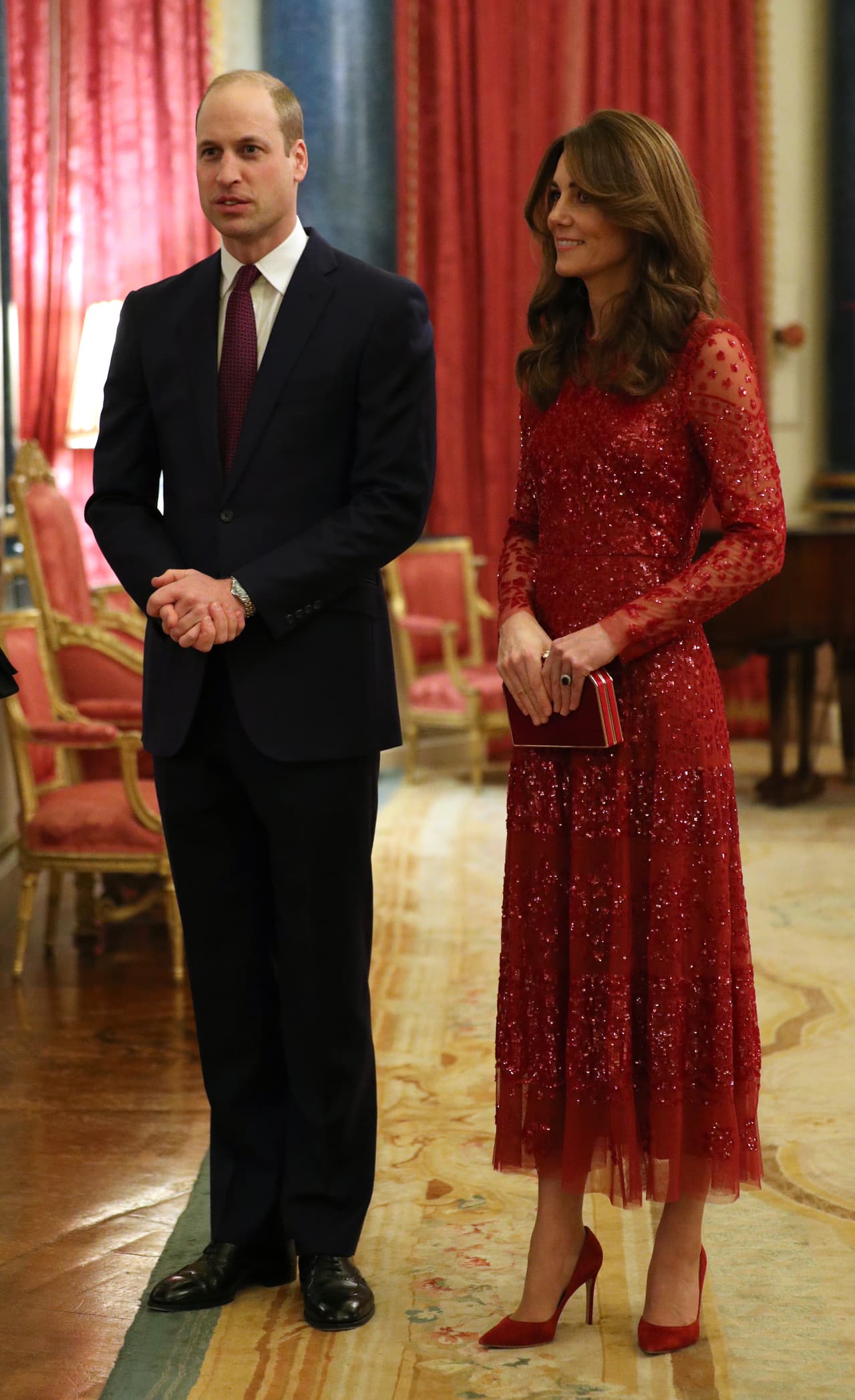 Por su parte, el príncipe William y su esposa Kate Middleton continúan con sus deberes reales a pesar de la polémica que envuelve a la realeza.
