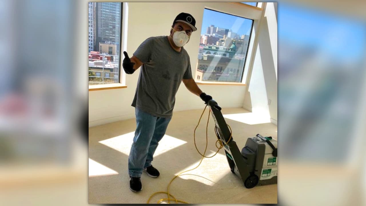 "Él es nuestro héroe": con su negocio de limpieza saca adelante a su familia en medio del coronavirus