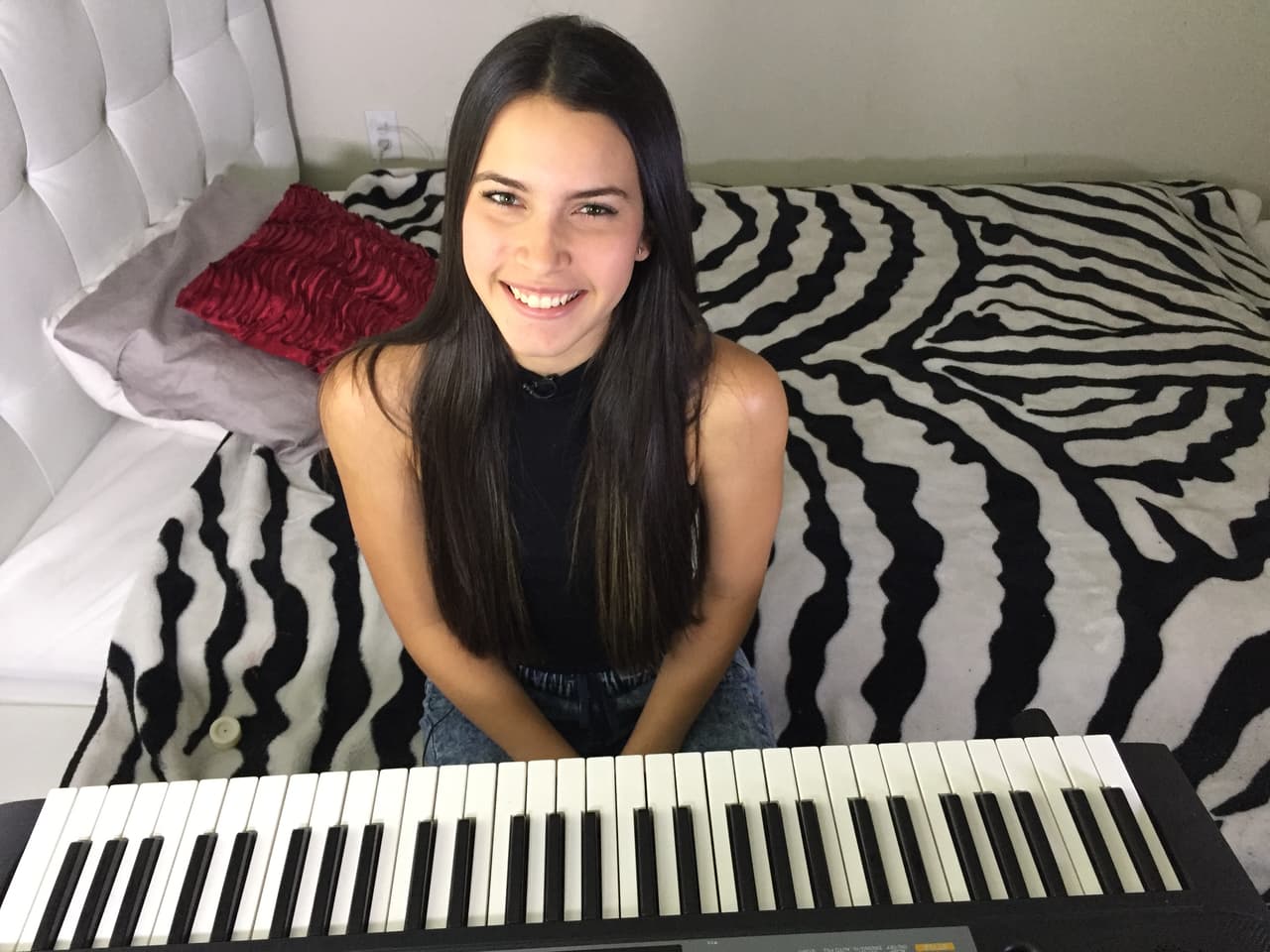 Su historia con la música comenzó desde muy pequeña. No solo se interesó por el canto, sino por aprender a tocar instrumentos.