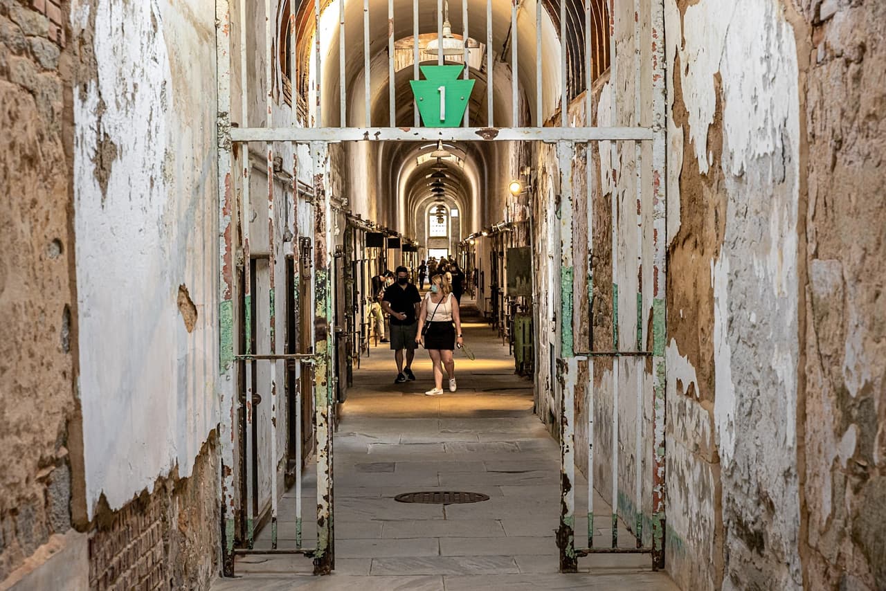 <b>Eastern State Penitentiary (Filadelfia)</b>: En 1829, el primer preso atravesó las puertas de la Penitenciaría del Estado del Este en Filadelfia y permaneció en prisión hasta que cerró sus puertas en 1971. Ahora, el edificio está deteriorado y vacío ... o eso podría parecer. Se dice que los espíritus persistentes de los prisioneros aislados todavía rondan los bloques de celdas de este Monumento Histórico Nacional, lo que la convierte en una de las prisiones más embrujadas de Estados Unidos.