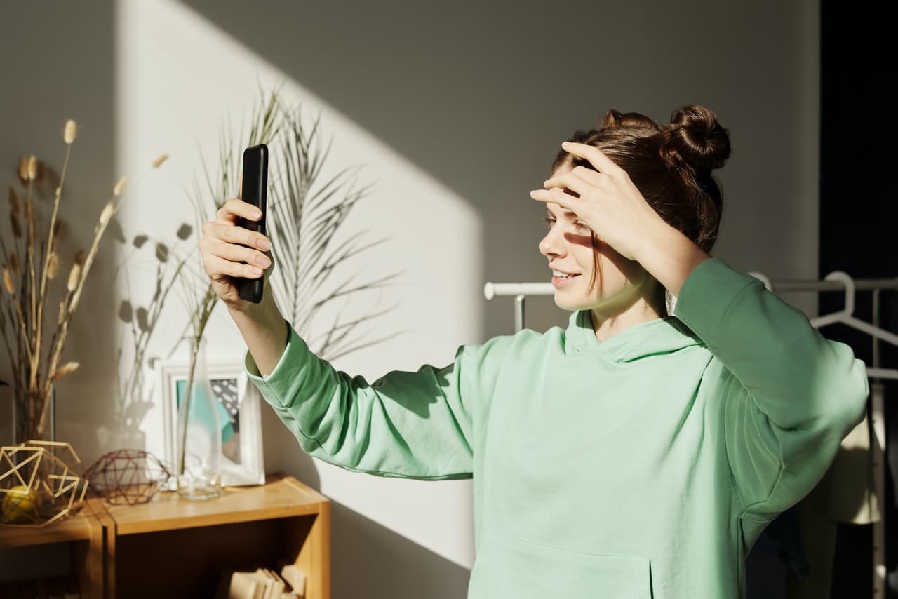 <b>Hazle saber a la importancia de la privacidad</b> 
<br>Muchos sitios de redes sociales solicitan nombres, fechas de nacimiento, escuela nombres y ciudad natal. Educa a tus hijos sobre cuánta información personal es demasiada información en línea.