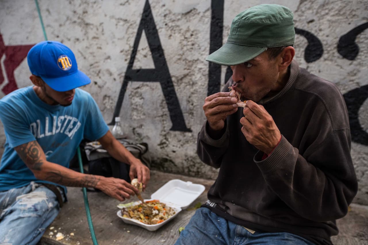 Carlos Alberto Perdomo tiene 42 años, los cuatro últimos viviendo en la calle. Como tiene antecedentes penales por un robo hace 28 años, le cuesta conseguir un trabajo formal. Se gana la vida como "parquero": cuidando carros ajenos que estacionan en las calles de Caracas, donde los asaltos son comunes y frecuentes. El dinero de las propinas que recibe solo le alcanza para comprar un pan al día, después de hacer la fila respectiva.
<b>El estómago lo llena con basura</b>. "Y esto no me gusta, pero qué voy a hacer. Esto ya se ha convertido como un vicio, sabes? Como una modalidad para subsistir, porque es mejor hacer esto que robar, ¿no crees tú?", dice Perdomo.