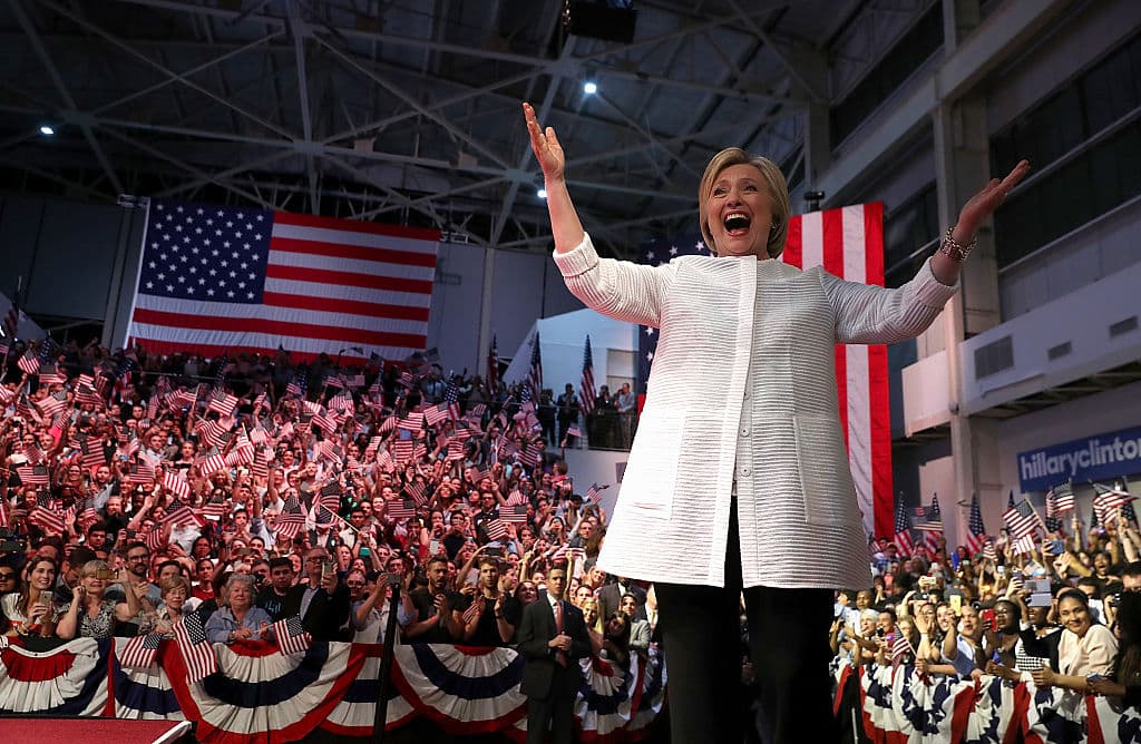 Sin contar los resultados de California, Clinton suma 2,497 delegados, con lo cual supera los 2,383 que exige el Partido Demócrata para ganarse la nominación presidencial.