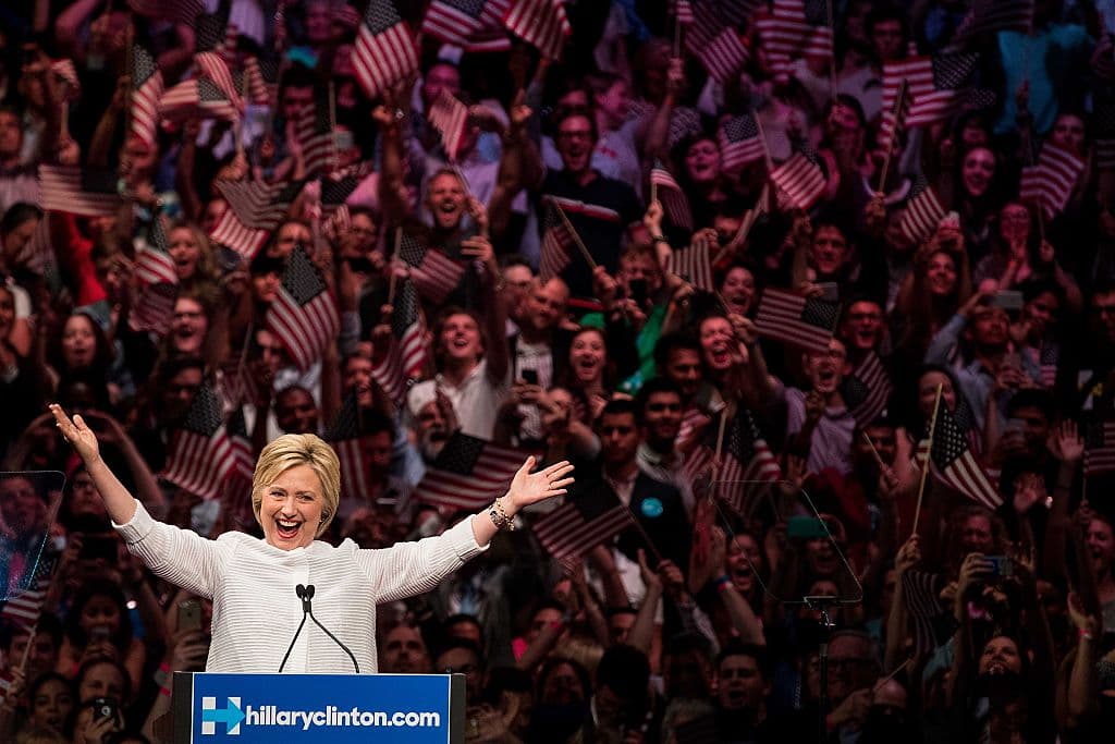 Entre gritos y aplausos de sus seguidores en Brooklyn, Hillary Clinton celebró haber logrado lo que ninguna otra mujer había conseguido en la historia de la política estadounidense: la nominación presidencial de un partido grande.