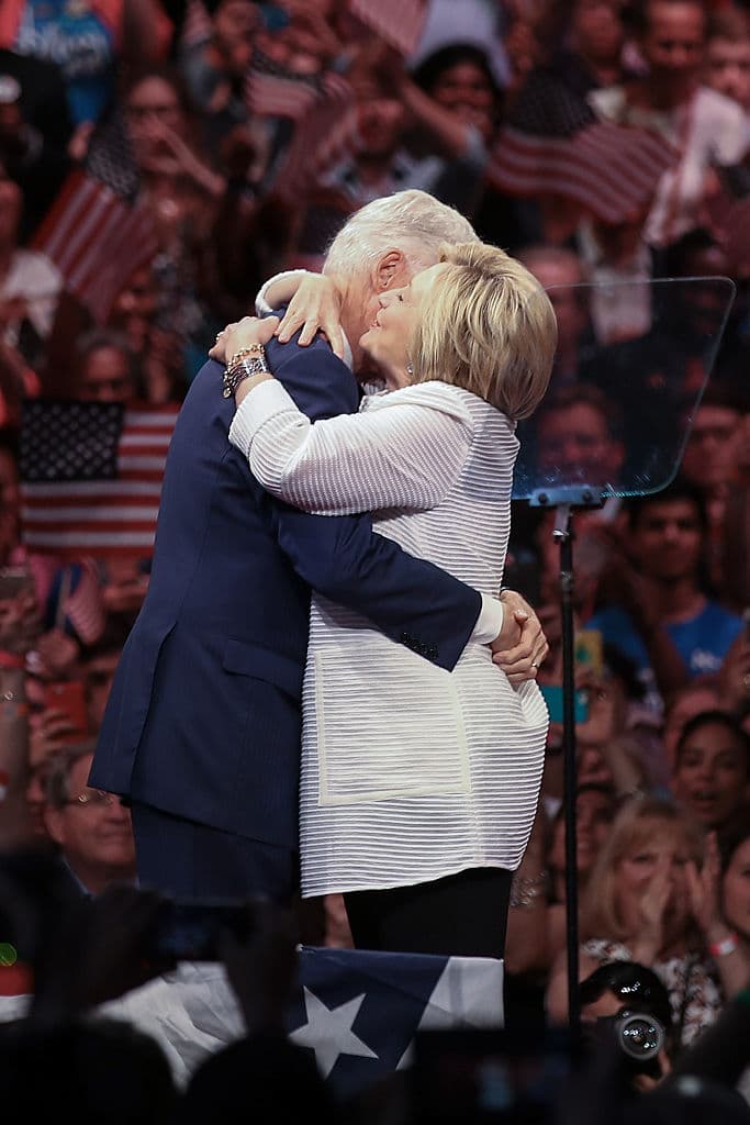 El efusivo abrazo con su esposo Bill Clinton.