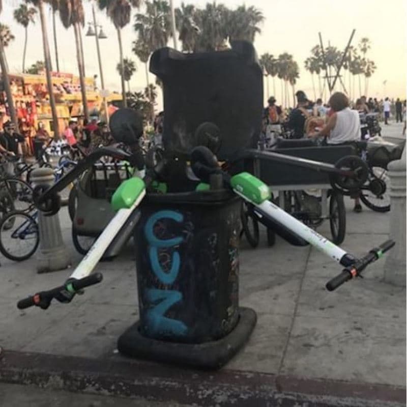 La población de California continúa manifestando su descontento con la invasión de estos scooters eléctricos.