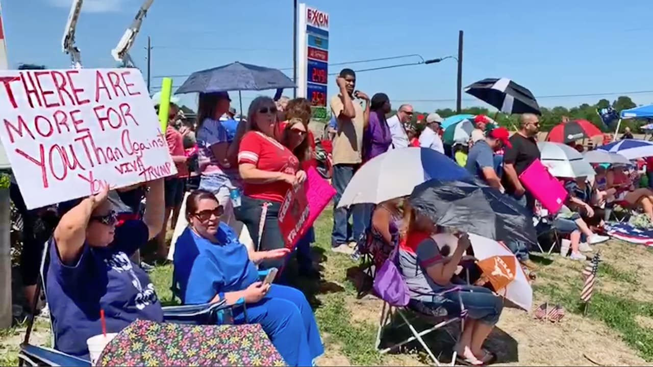 En las calles del pequeño poblado, cientos de simpatizantes aguardaron al presidente con carteles de apoyo, sin importar las altas temperaturas. "Son más lo que te quieren que los que te rechazan. Viva Trump", dice el cartel de esta hispana.