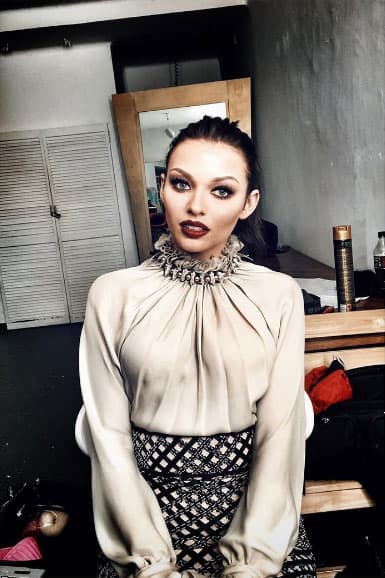 Sus ojos azules resaltan con cualquier tipo de maquillaje que utiliza.