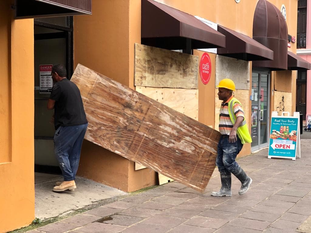 Algunos comerciantes colocaron paneles de madera frente a sus negocios.