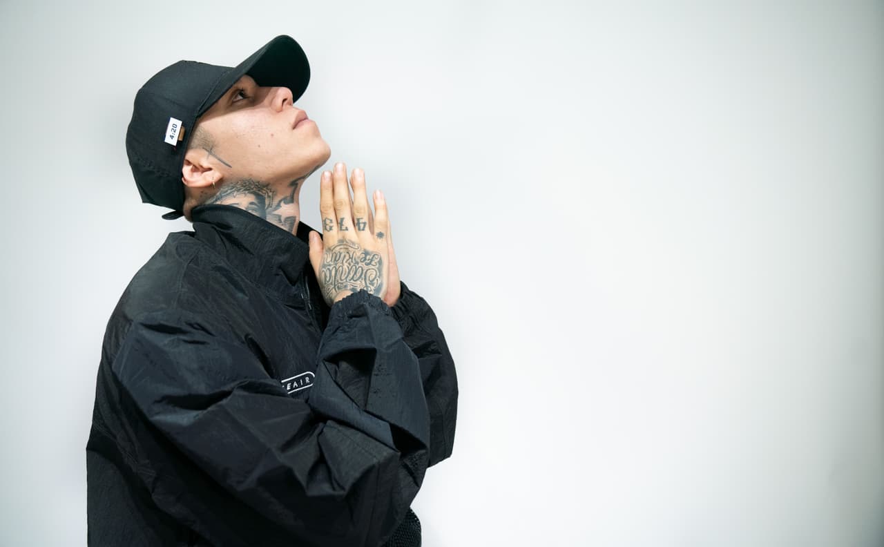 <b>Santa Fe Klan</b>
<br>El rapero le ha dado un giro a su género al incorporar elementos de música tradicional de su país a sus canciones y por ello es parte de la terna que puede ganar esta categoría. Todo comenzó cuando sorprendió al mundo con ‘Grandes Ligas’, en la que contó con la participación de Lupillo Rivera y Snoop Dogg.
<br>
<br>A partir de ese momento se convirtió en uno de los artistas más cotizados por gruperos como Calibre 50, Beto Sierra, Grupo Firme y la Banda MS. Además, en alguna ocasión participó en un concierto de Pesado, con lo que se ha ganado un lugar en la música regional mexicana.