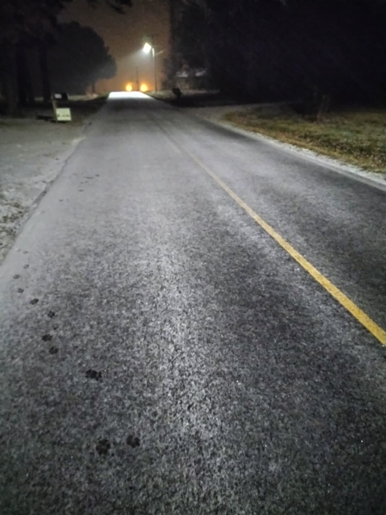 "Haga su parte alejándose de las carreteras para que nuestros socios de servicios de emergencia puedan hacer lo suyo de manera segura", indicó Rowan County 9900 en su cuenta de Twitter.