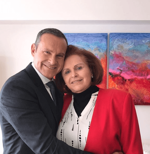 Alan Tacher fue otro que enterneció a sus amigos y seguidores con las palabras que acompañó con fotos donde aparece con su querida madre, su esposa e hijas: "Hey, tú ... si tú. La que está leyendo esto. La de los ojos hermosos. Si tú, la de la sonrisa bonita. Si tú..feliz día MUJER.. a las que más amo en esta vida, a las que balancean este mundo y dan vida. GRACIAS son realmente extraordinarias".