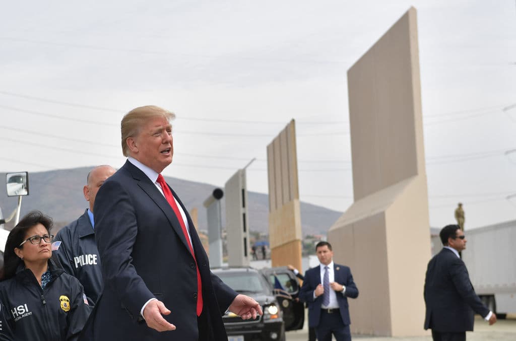El presidente Donald Trump llegó a San Diego, California, para inspeccionar los prototipos del muro fronterizo que ha prometido construir en la frontera con México.