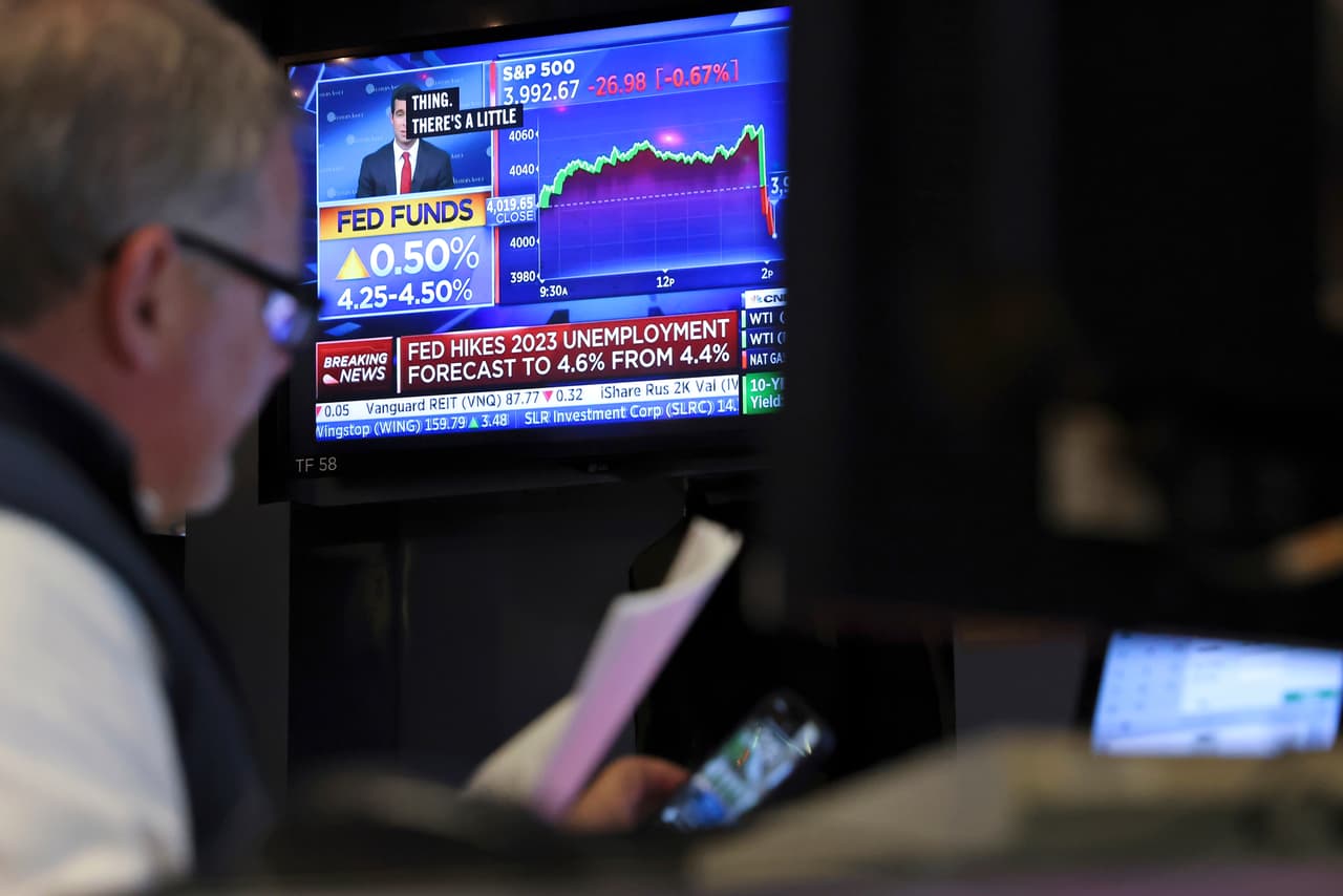 Un trader en la Bolsa de Valores de Nueva York el 14 de diciembre del 2022.