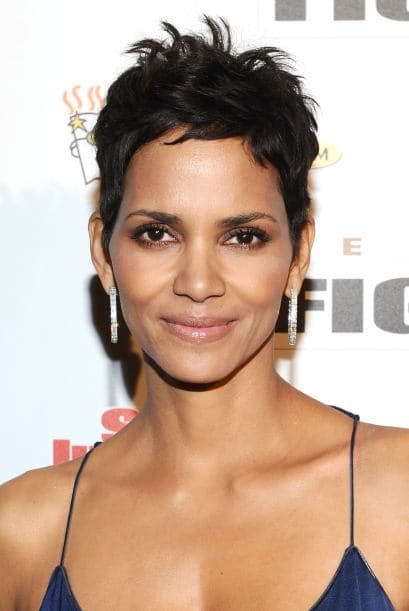 Tal parece que no se sentía muy cómoda con este 'look' y nuevamente cortó su cabello con un estilo muy masculino que la hizo ver súper guapa y desde ese entonces no le hemos visto un corte diferente, ¡ni le hace falta!