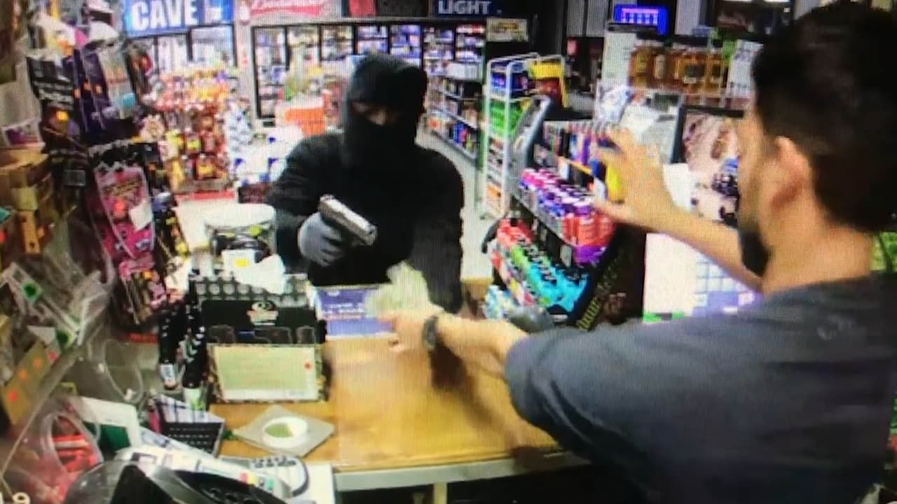 Buscan a responsable de robar gasolinera de Georgia a punta de pistola