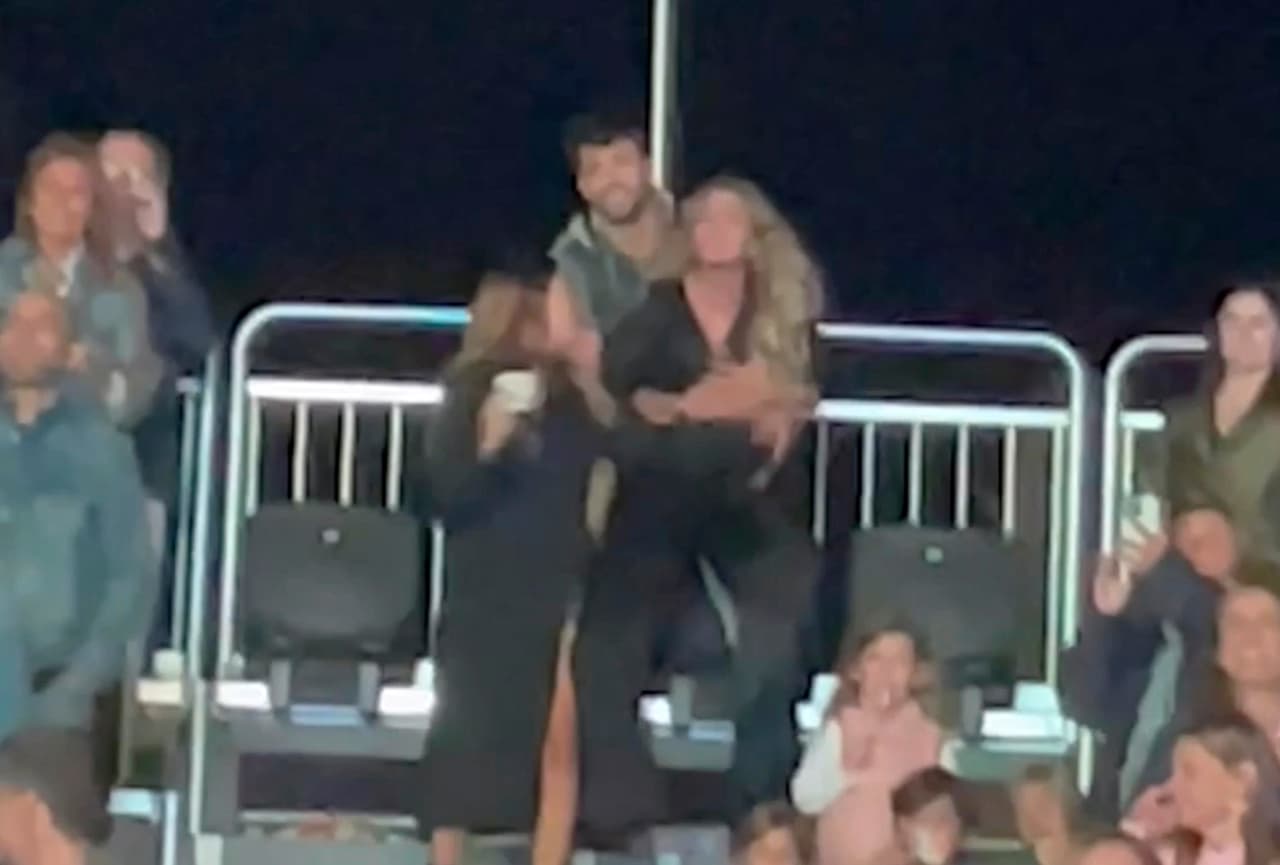 Gerard Piqué baila apasionadamente con su nueva novia, Clara Chia Marti