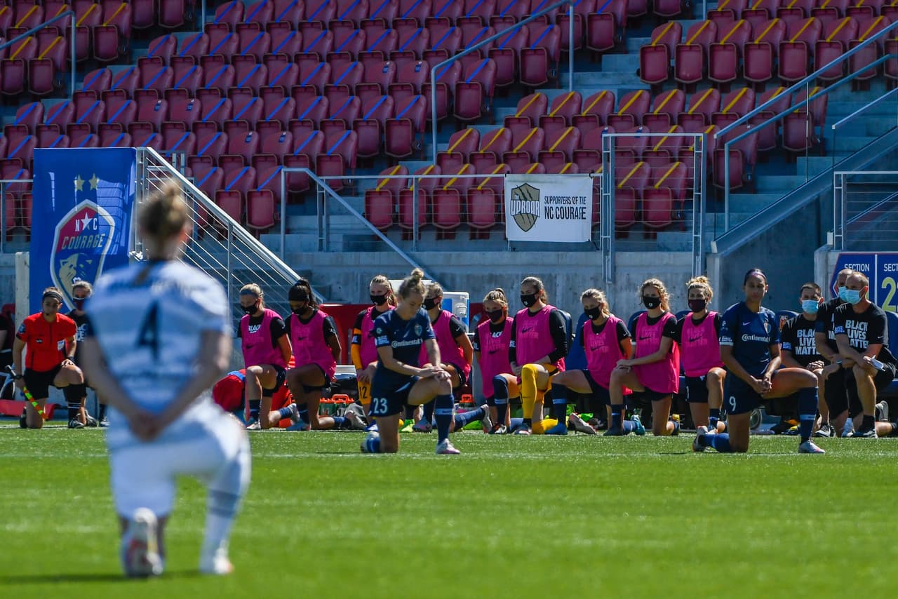Ambos equipos, incluido el personal técnico, vistieron camisas alusivas al movimiento Black Lives Matter, mientras que ambas capitanas portaron brazaletes negros en respaldo.