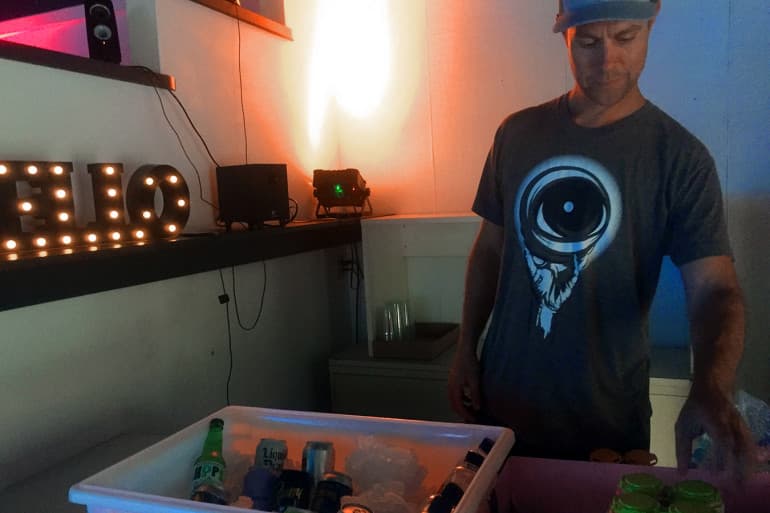 Joshua Grigaitis organiza bebidas sin alcohol un sábado por la noche. 
<br>