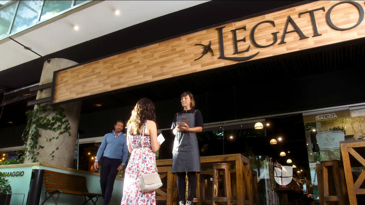 Damián quedó encantado con la belleza de Carolina y salió a platicar con ella.