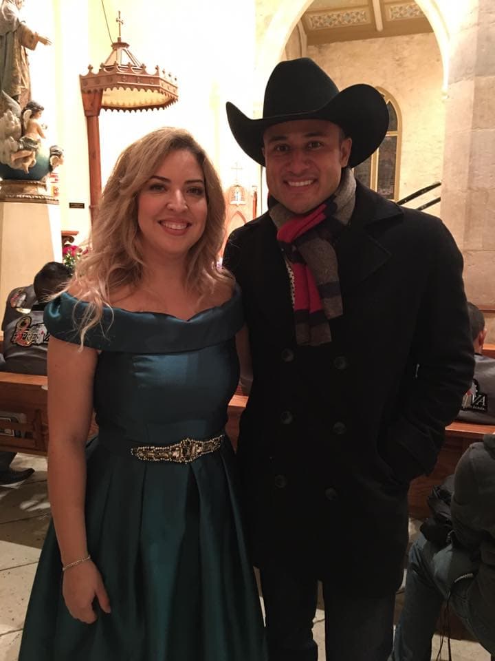 En esta foto aparece Perla Quintanilla, quien también le cantó a la Virgen de Guadalupe en la Catedral de San Fernando. 
<br>