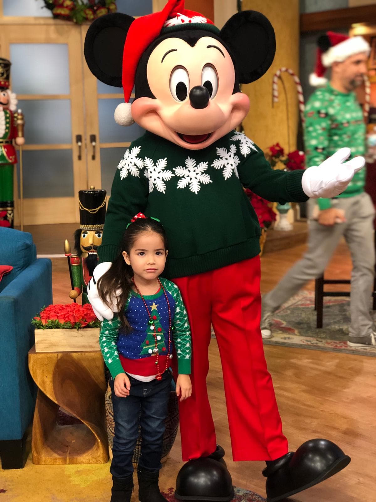 Ella se tomó varias fotos del recuerdo junto a este personaje.