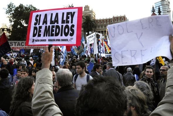 El gobierno argentino informó al Grupo Clarín, el conglomerado de medios de comunicación más grande del país, que ha comenzado el proceso para tomar control de la compañía y subastar sus licencias. Ver toda la información