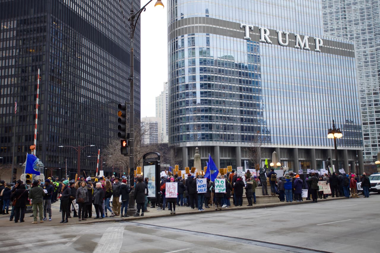 Los manifestantes salieron a las calles de Chicago, frente a la Torre Trump el sábado para protestar por el 
<a href="https://www.univision.com/local/chicago-wgbo/seguridad-aumenta-en-chicago-tras-ataque-de-estados-unidos-que-mato-a-general-de-iran" target="_blank">asesinato de un alto general iraní</a> por parte de la administración Trump y la decisión de enviar unos 3,000 soldados más al Medio Oriente.
