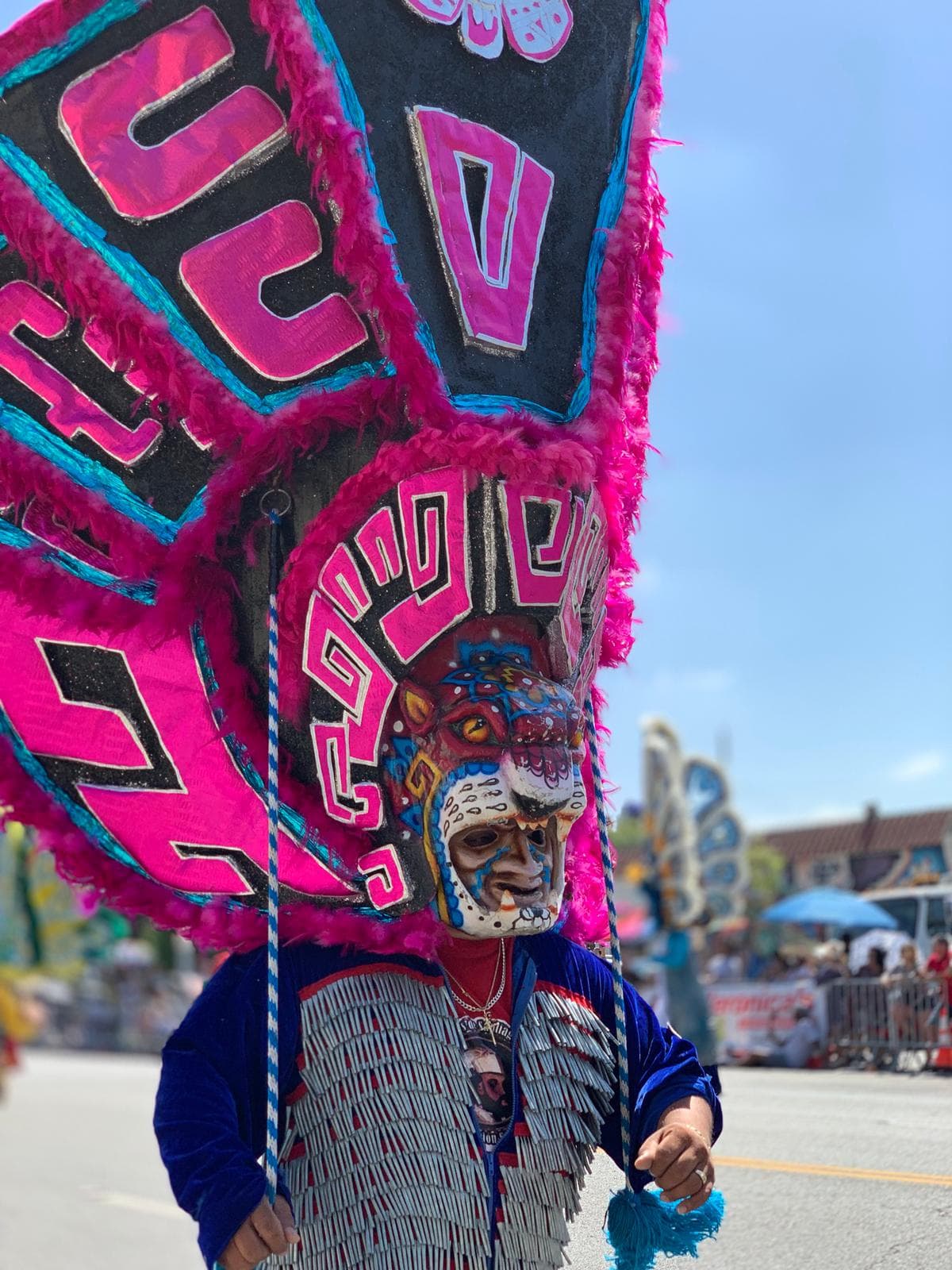 Los Tlahualiles, danzantes indígenas michoacanos vestidos con sacos largos adornados con pequeñas piezas de metal y luciendo espectaculares máscaras emplumadas, también fueron parte de la fiesta.
