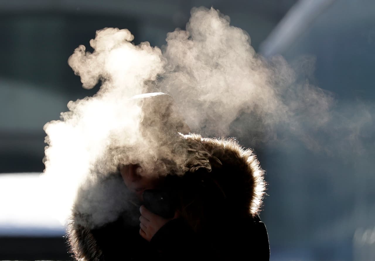 En Chicago la temperatura llegó a ser más baja que en la localidad canadiense de Alert, uno de los lugares habitados más al norte del mundo. Alert, que se encuentra a 500 millas del Polo Norte, tuvo una temperatura un par de grados más alta que Chicago. En la fotografía una mujer habla por teléfono fuera del Aeropuerto Internacional O’hare, uno de los que sirve a esa ciudad.