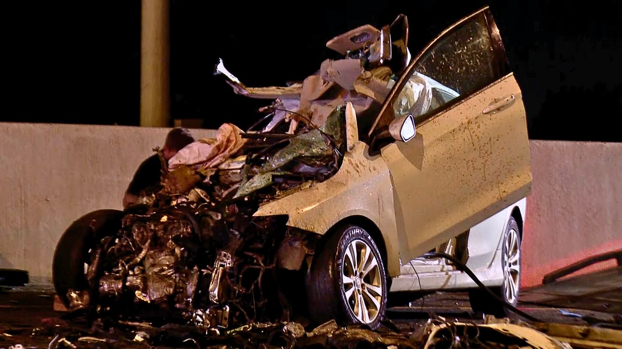 <b>Tres personas murieron durante la madrugada del martes</b> después de que un conductor avanzara en sentido contrario por SH-121, en Fort Worth, y terminara chocando de frente contra otro vehículo.
<br>
<b>El accidente ocurrió poco después de la 1:20 a.m.,</b> cerca de North Riverside Drive. 
<br>La Policía de Fort Worth informó que un Jeep viajaba hacia el este 
<b>por los carriles destinados al tráfico que iba hacia el oeste.</b>
<br>Antes del choque, el Jeep alcanzó 
<b>a otro vehículo en el que viajaban tres personas.</b>
<br>Su conductor intentó esquivarlo, 
<b>pero recibió un golpe en la parte trasera del lado del conductor.</b>
<br>Ninguno de los ocupantes 
<b>sufrió heridas graves.</b>
<br>
<br>
<a href="https://www.whatsapp.com/channel/0029VafZxTzGpLHXXhtL0Y3A" target="_blank">📲 Únete a nuestro canal de WhatsApp: Haz clic aquí para estar al tanto de las últimas noticias e historias de tu comunidad</a>