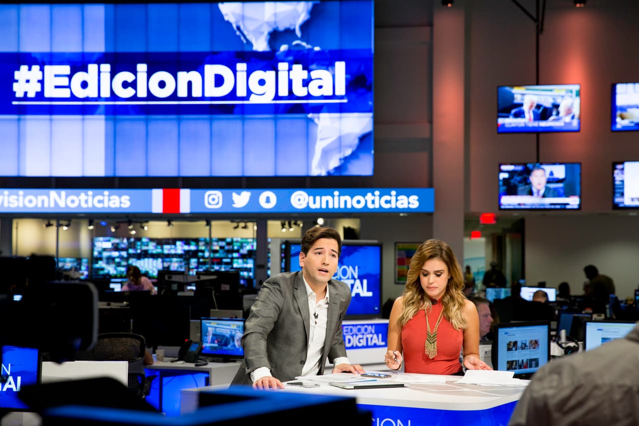 Javier Olivares, originario de Chile, y Carolina Sarassa de Colombia son los responsables de conducir el nuevo noticiero multiplataforma.