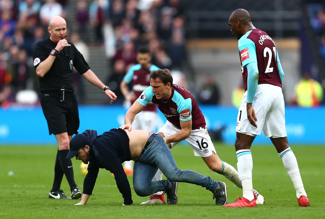West Ham vivió una triste jornada en casa cuando había organizado una fiesta. El equipo, con Javier Hernández de suplente, perdió 0-3 con Burnley y mira de cerca el descenso en Premier.