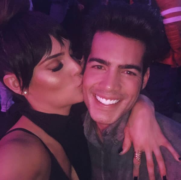 Él es Alexis Meana, un actor, conductor, cantante y modelo mexicano.