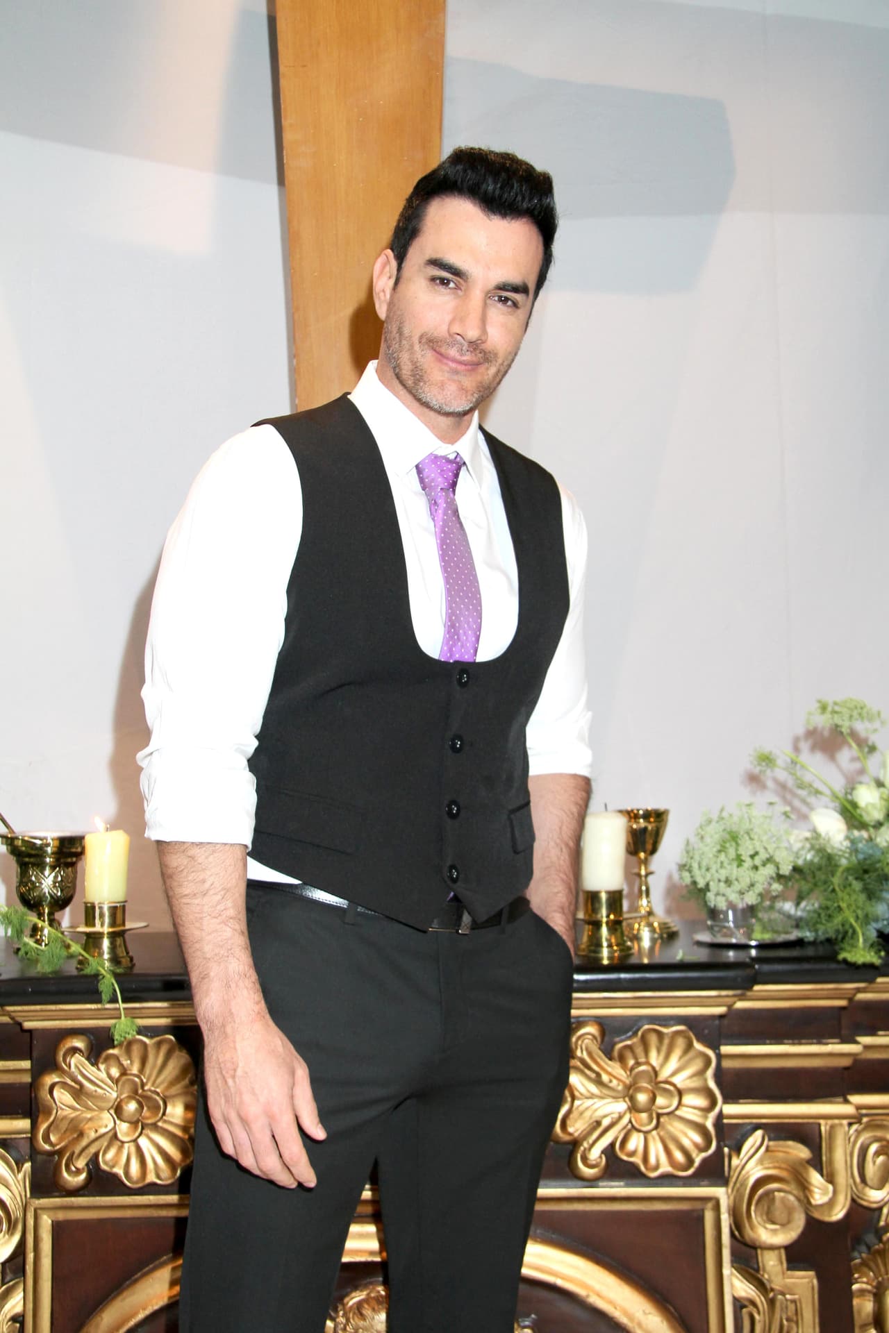 Ramiro es hijo de Edmundo Fuentes, el administrador de los bienes de la familia Álvarez del Castillo Rivadeneira. Es un joven muy trabajador, luchador y estudioso.