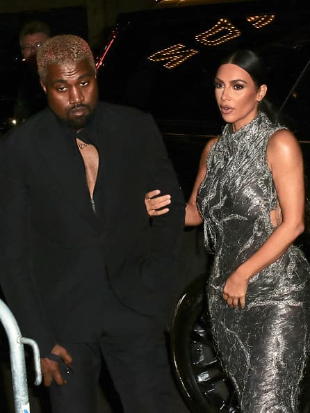 “Ha sido un proceso emocional difícil, claro. Por el momento, todo se ha calmado bastante. Pero siempre 
<b><a href="https://www.univision.com/entretenimiento/kanye-west-lo-acepta-temio-que-kim-kardashian-lo-dejara-por-su-comentario-sobre-la-esclavitud-fotos">podemos notar cuando viene una nueva crisis</a></b>, con la diferencia de que ya sabemos cómo manejarlas", dijo Kardashian.