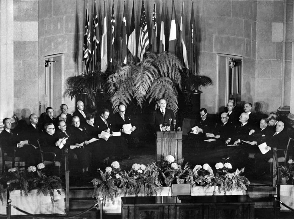 Una foto del 4 de abril de 1949 en Washington DC, de la ceremonia de firma oficial que crea la Organización del Tratado del Atlántico Norte (OTAN).