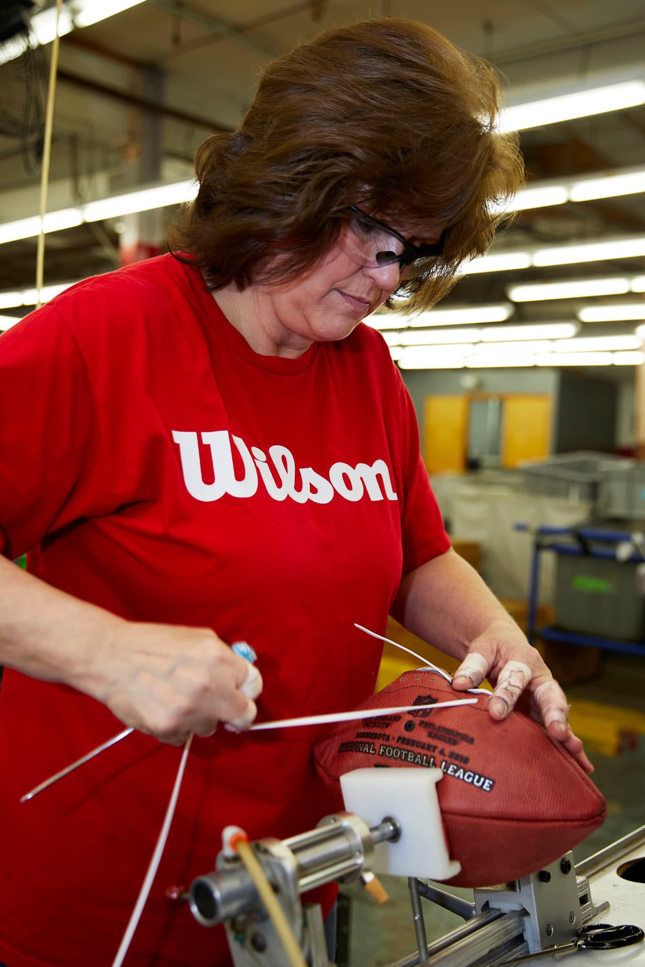 Wilson Sporting Goods proporciona al menos 24 mil 960 balones oficiales de juego cada temporada para usar durante el juego para cada equipo.