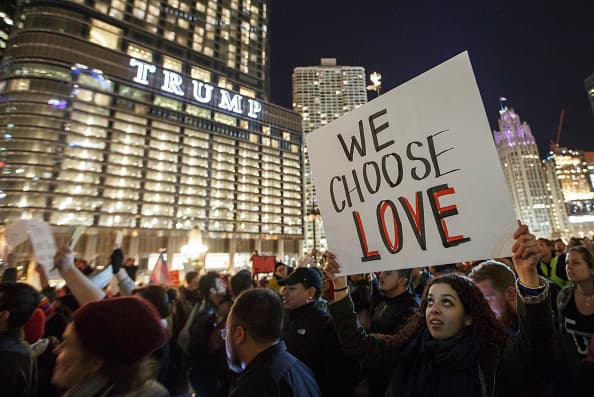 Con pancartas y consignas que decían "Tus miedos decidieron el futuro” o “No mi presidente”, un día después de la elecciones, miles de personas en Chicago expresaron su decepción por el triunfo de Donald Trump en la contienda electoral.