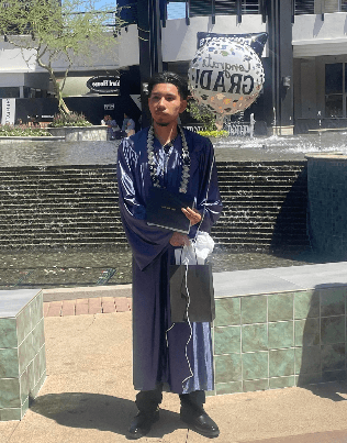 Se graduó de Apollo Highschool. 
<b>Lo felicitan sus papás, están orgullosos de él</b>, dice la imagen de Anibal Brito Icelo.