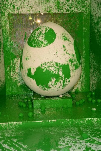 El divertido Yoshi ofreció una fiesta súper divertida que llenó de color el día mientra decoraban el gigantesco huevo ícono del nuevo juego del personaje. ¡Así bautizaron el videojuego!