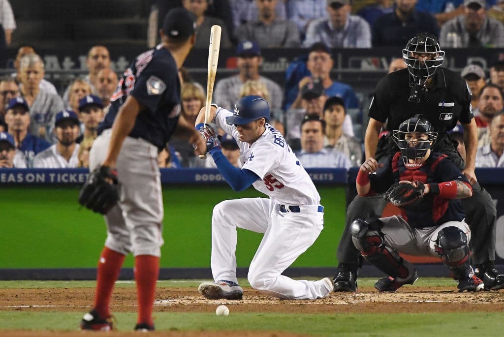 Cody Bellinger conectó un foul hacia su pierna derecha de forma accidental y posteriormente conectó un hit, aunque la ofensiva de los Dodgers aún no anotaba carreras tras cuatro entradas.