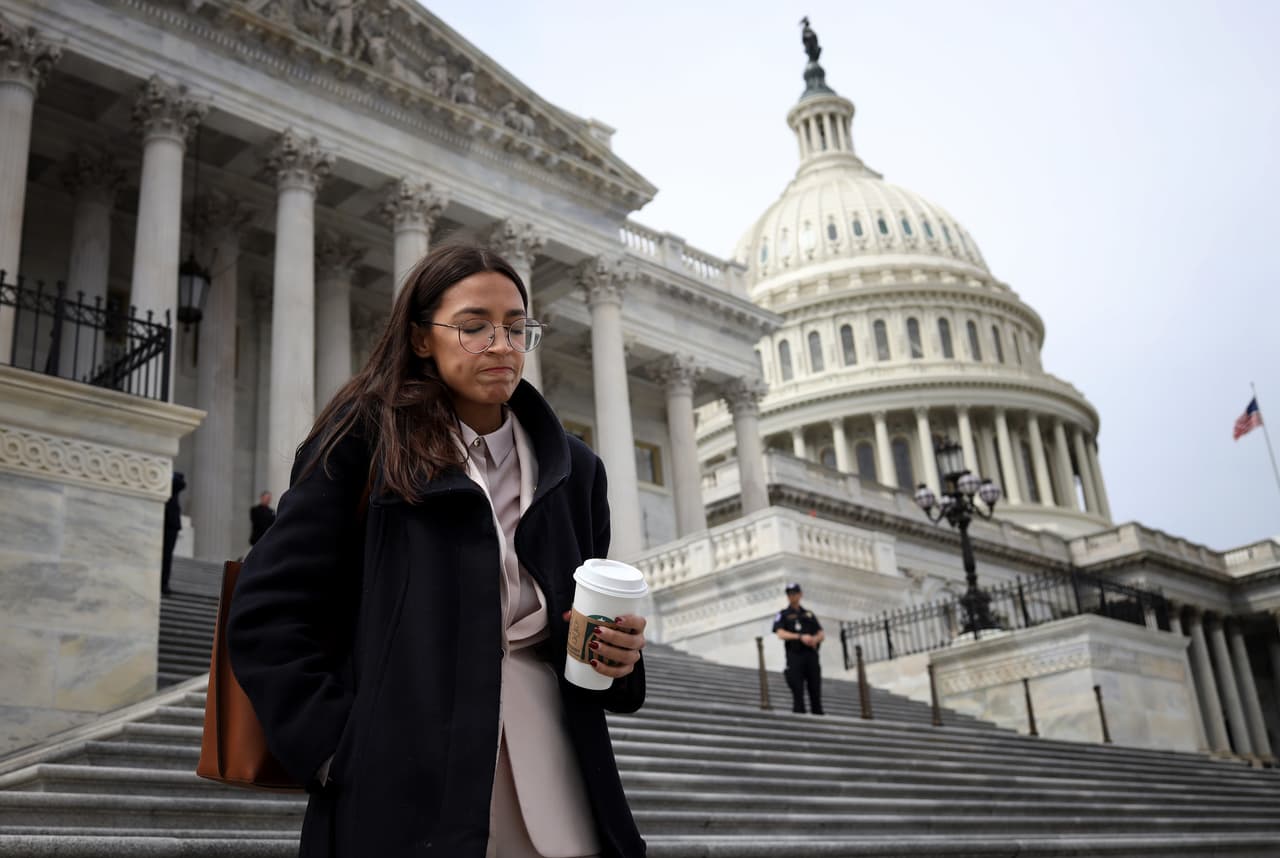 El último esfuerzo de Alexandria Ocasio-Cortez por sacar a la vieja guardia demócrata del Congreso