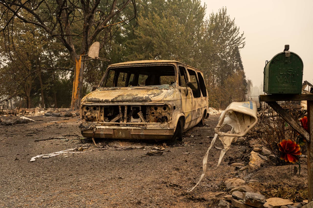 Si el fuego es grande, modera la velocidad a la que conduces y mantén una distancia prudente con respecto a los otros vehículos. Esto te permitirá tener un mayor margen de respuesta ante cualquier acontecimiento.
<br>
<br>
<b>En imagen:</b> los restos de una camioneta en un vecindario destruido por un incendio forestal el 13 de septiembre de 2020 en Talent, Oregon.