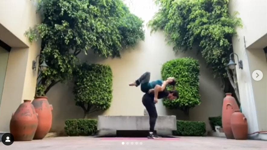 El pasado fin de semana, Biby Gaytán compartió que 
<b><a href="https://www.instagram.com/p/B-AjwcfJhuW/" target="_blank">se puso a practicar yoga</a></b> con su hijo mayor Eduardo Capetillo Jr., mientras pasan la emergencia en casa. 
<br>