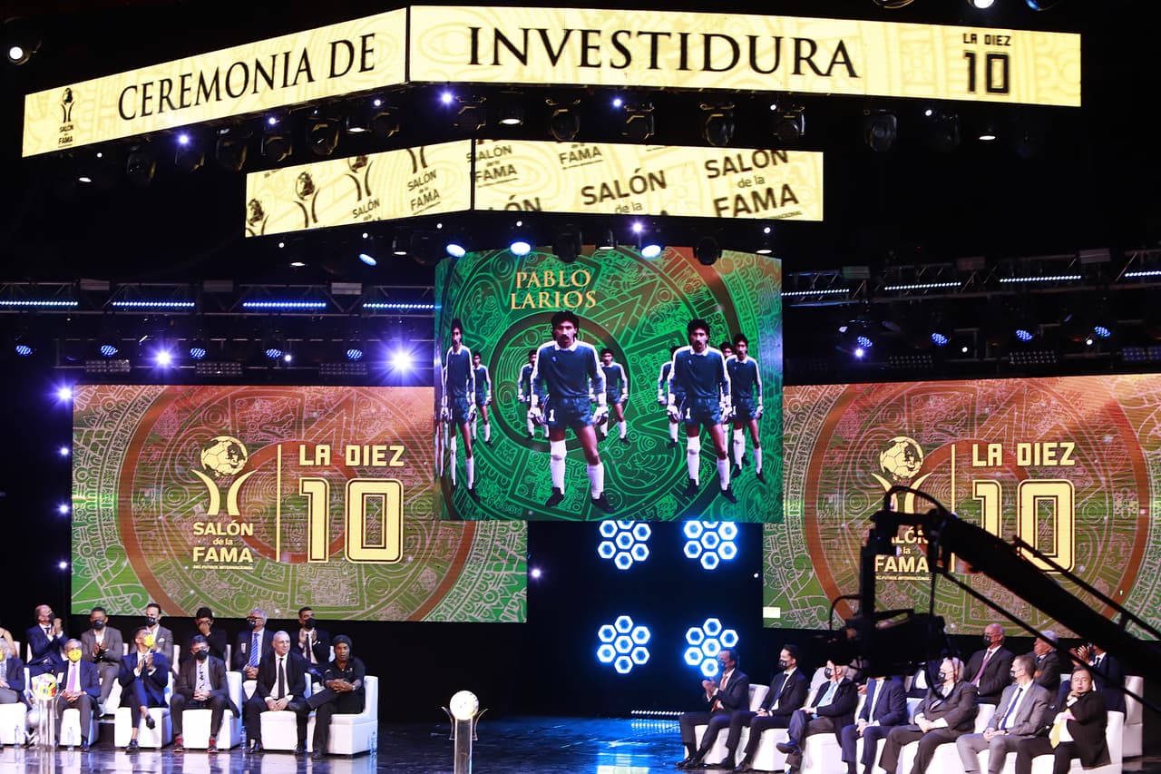 Ronaldinho fue la gran figura de la ceremonia de investidura al Salón de la Fama de la décima generación, en donde los grandes ausentes fueron Raúl González, Roberto Carlos, Fabio Cannavaro y Pia Sundhage.