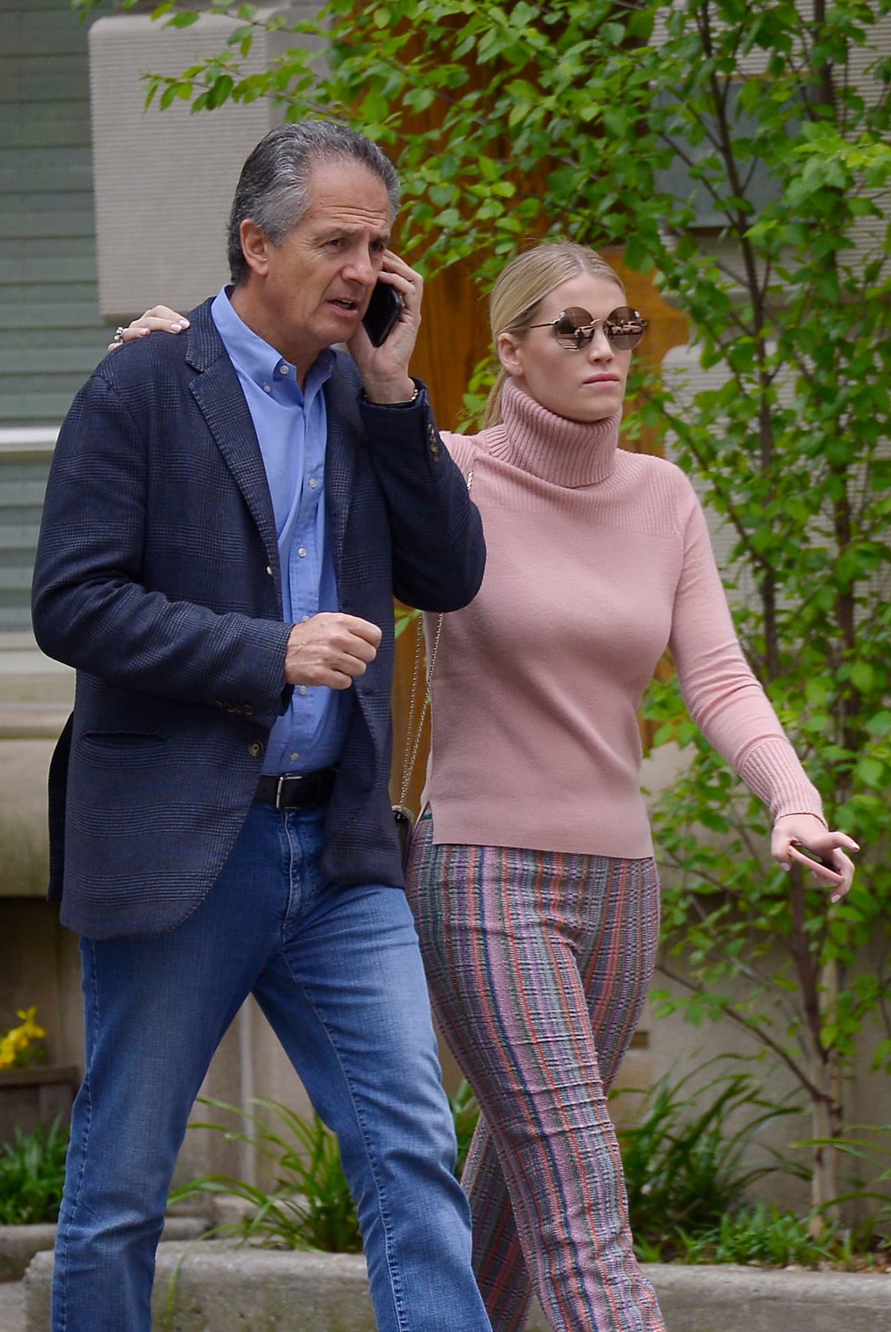 Unas semanas después de que fueron fotografiados públicos por primera vez, Lady Kitty Spencer fue vista apoyando sutilmente su mano en el hombro de Lewis, gesto que para el 
<b><a href="https://www.dailymail.co.uk/femail/article-7033691/Princess-Dianas-niece-Lady-Kitty-Spencer-28-60-year-old-tycoon-public-romance.html" target="_blank">Daily Mail</a> </b>significó la confirmación pública de su relación.