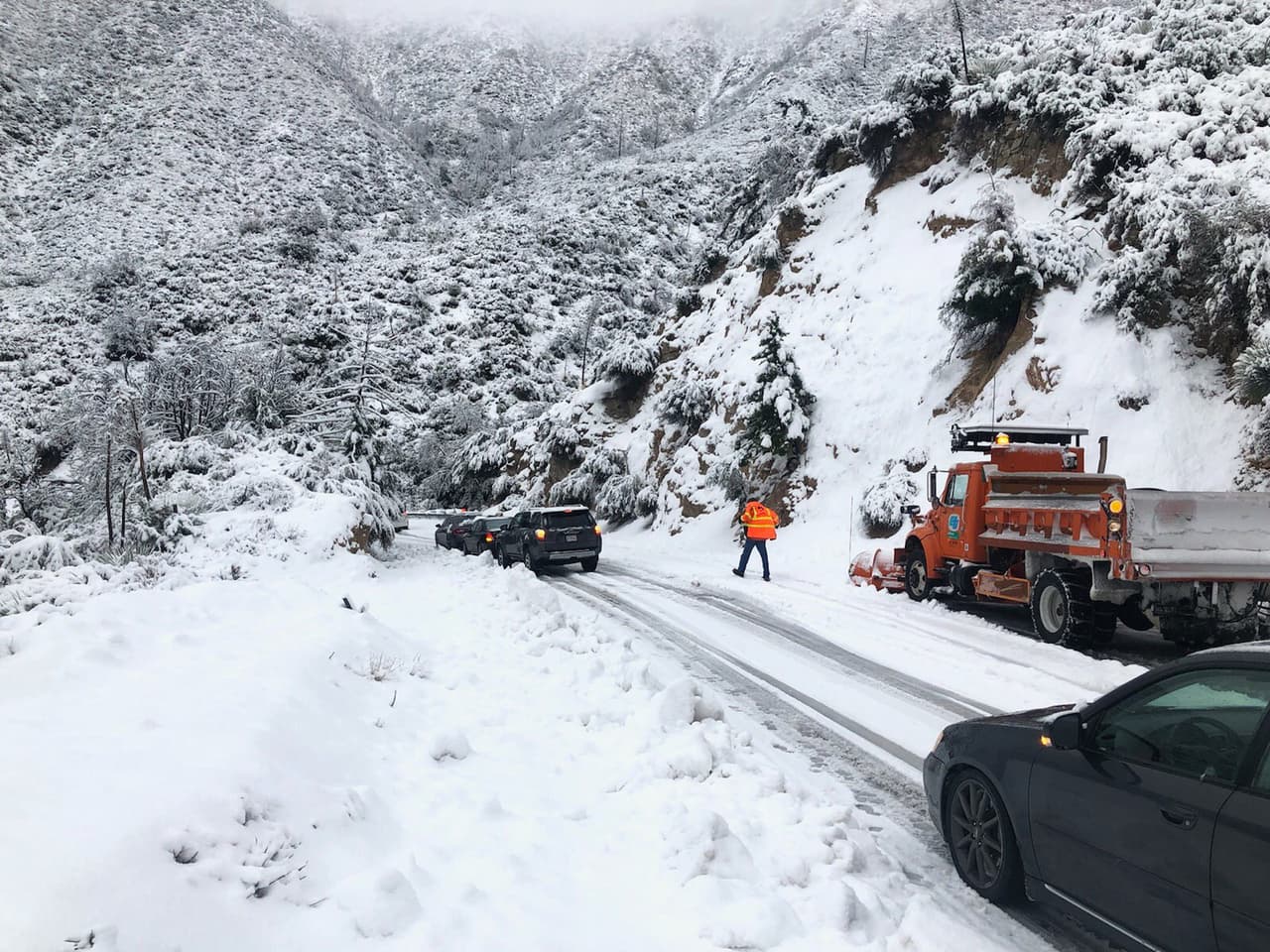 La carretera Angeles Crest (SR-2) también estuvo cerrada durante Thanksgiving. Las autoridades han recordado que los conductores deben poner las cadenas en llantas de sus carros si planean viajar en esta ruta.