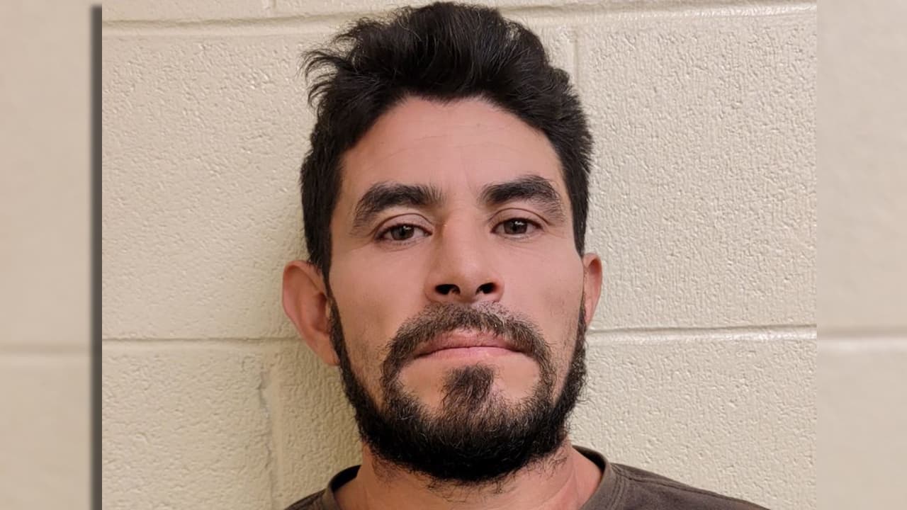 Orlando Alvarado Avila fue detenido al oeste de Naco, Arizona. Los registros revelaron que el ciudadano guatemalteco fue condenado por un delito grave de secuestro en New Jersey y recibió una sentencia de 11 años de prisión.