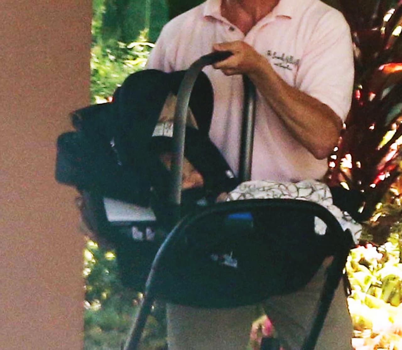 Longoria recibió ayuda para acomodar a su bebé a su llegada al 
<a href="https://www.dorchestercollection.com/en/los-angeles/the-beverly-hills-hotel/">Hotel Beverly Hills</a>, donde fue a visitar una amiga el pasado 6 de agosto.